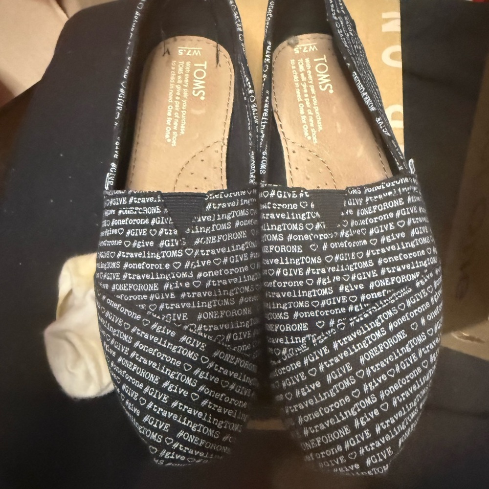 TOMS Women's Black Text Print Loafers